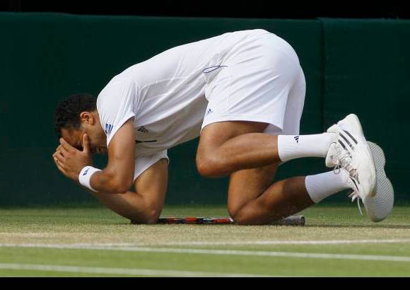 AP - Federer hab&#237;a dominado a su rival hasta la mitad del partido, ten&#237;a dos sets anotados y el tercero corr&#237;a bastante igualado cuando, de pronto, el franc&#233;s Jo-Wilfried Tsonga encontr&#243; la forma de romper el saque del suizo en el quinto juego y revolucion&#243; la pista Central.