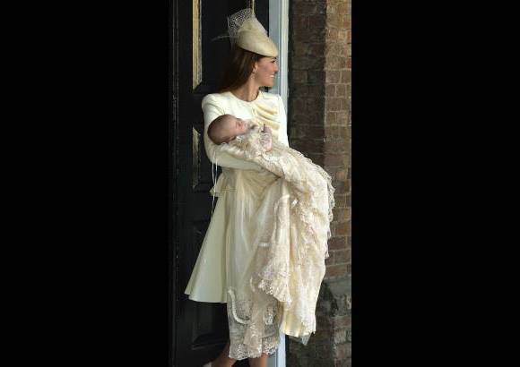 Reuters - El beb&#233; llevaba un fald&#243;n de encaje y sat&#233;n, r&#233;plica del que port&#243; la princesa Real Victoria, hija de la reina Victoria, cuando fue bautizada en 1841.