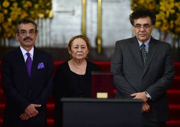 AFP - Al frente de las cenizas sus hijos Gonzalo (izquierda) y Rodrigo (derecha) y su esposa Mercedes Barcha.