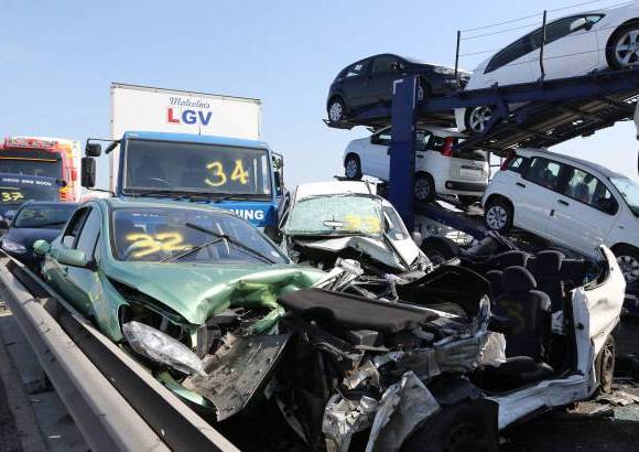 AP - Una vista de algunos de los veh&#237;culos afectados por este accidente m&#250;ltiple en Kent, Inglaterra.