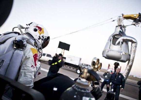 AP - El austriaco examina los preparativos finales después de varias horas de retraso debido al excesivo viento.