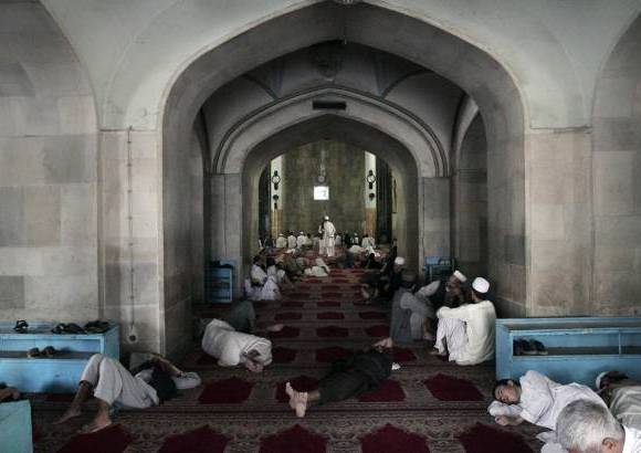 AP - Afganos descansan mientras esperan romper su ayuno durante el mes sagrado musulm&#225;n del Ramad&#225;n en una mezquita en Kabul, Afganist&#225;n.