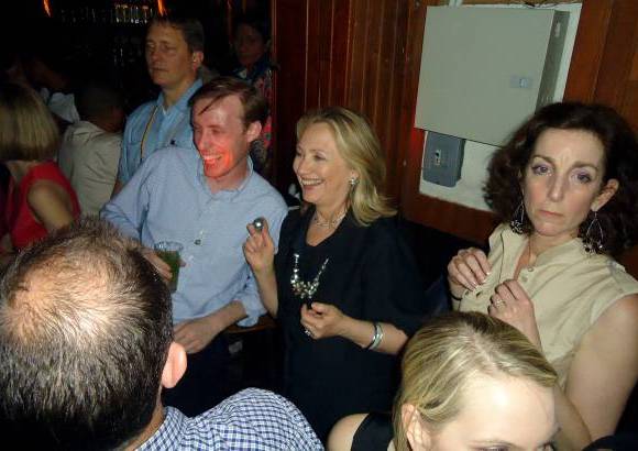 Ra&#250;l Palacios - Clinton de inmediato se dej&#243; llevar por el son montuno, la pachanga y los danzones que interpretan los 11 m&#250;sicos del grupo que dirige el maestro Felix Cano, un cartagenero que lo fund&#243; en 1999, pero que para los desconocidos parece cubano, por que su emoci&#243;n y sencillez hacen sentir a los asistentes que estuvieran en La Habana de Fidel y de Ra&#250;l Castro.