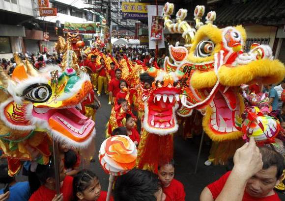 AP - El Año Nuevo en China es la fiesta más importante de ese país y da comienzo a dos semanas de festejos, que se abre con el Festival de Primavera y termina con el Festival de las Linternas.
