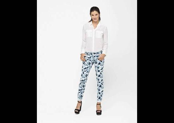 - Las flores son aliadas de los pantalones estampados, que son tendencia hoy.