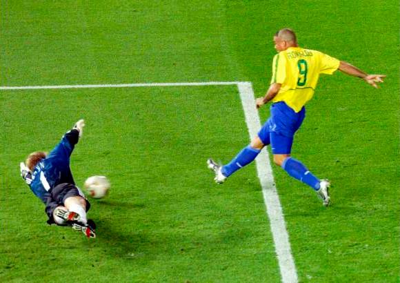 AP - Ganó dos Copas del Mundo (1994 y 2002) con Brasil y tiene el récord de goles en la Copa del Mundo con 15 anotaciones También conquistó la Copa América dos veces con Brasil (1997 y 1999).