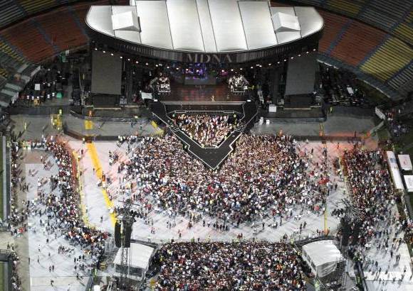 Robinson S&#225;enz - Sobrevuele junto con EL COLOMBIANO el concierto de Madonna. Las grader&#237;as se comienzan a llenar cada vez m&#225;s y a nadie le importa la lluvia, ni la espera, todos quieren ver a su artista.