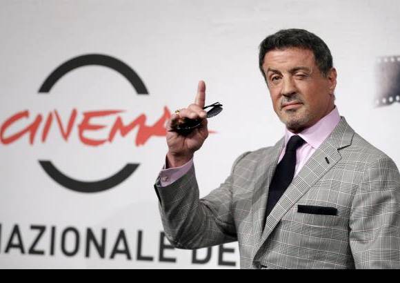 Foto AP - El actor estadounidense Sylvester Stallone revolucionó el Festival de Roma en la presentación de su personaje en la película de acción de Walter Hill Bullet to the Head, donde interpreta a un asesino con un gran sentido de la ironía que encandiló al público.