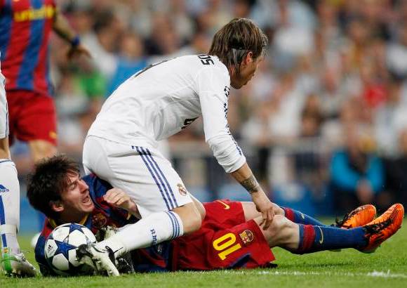 Reuters - Lionel Messi resolvi&#243; un partido de &#225;nimos caldeados y el Barcelona derrot&#243; este mi&#233;rcoles 2-0 al Real Madrid para sacar una ventaja importante del duelo de ida por las semifinales de la Liga de Campeones.