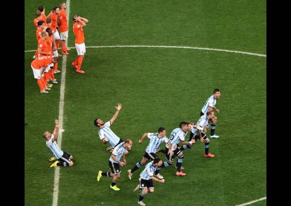 FOTO AFP - Por tercera vez en la historia habr&#225; final entre la albiceleste y los alemanes, con un t&#237;tulo por lado. La &#250;ltima final de Argentina justamente fue ante los germanos. R&#237;o de Janeiro ser&#225; el privilegiado escenario de un hist&#243;rico desempate entre dos potencias del f&#250;tbol mundial.