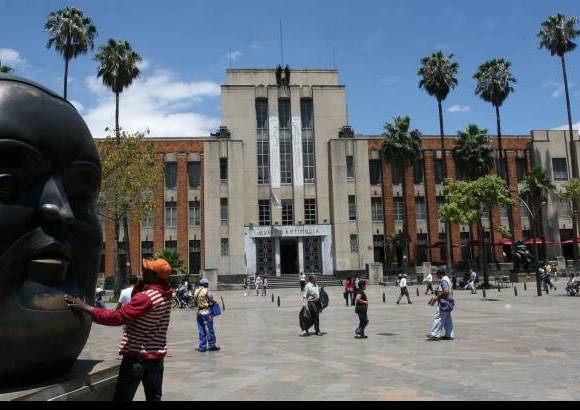 Foto Donaldo Zuluaga - El antiguo Palacio Municipal (al fondo) se construy&#243; entre 1929-1932. Su inauguraci&#243;n se dio en 1937.
