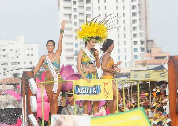 Foto Colprensa - Cartagena se convirti&#243; en un gran carnaval, con el tradicional desfile de carrozas, que dio inicio a las fiestas populares y a las actividades centrales del Concurso Nacional de Belleza. Las 25 candidatas estuvieron radiantes.