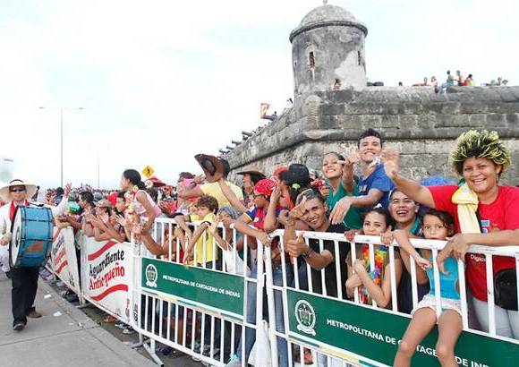 Foto Colprensa - Cartagena se convirti&#243; en un gran carnaval, con el tradicional desfile de carrozas, que dio inicio a las fiestas populares y a las actividades centrales del Concurso Nacional de Belleza. Las 25 candidatas estuvieron radiantes.