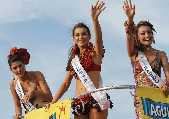 Foto Colprensa - Cartagena se convirti&#243; en un gran carnaval, con el tradicional desfile de carrozas, que dio inicio a las fiestas populares y a las actividades centrales del Concurso Nacional de Belleza. Las 25 candidatas estuvieron radiantes.