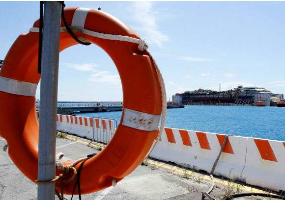 Reuters - El naufragio se produjo el 13 de enero de 2012. En el crucero viajaban 4.229 personas. En el suceso 32 personas murieron -el camarero indio Russel Rebello contin&#250;a desaparecido- y 64 resultaron heridas.