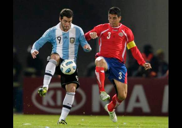 Reuters - Arrancando desde tres cuartos de cancha y movi&#233;ndose a voluntad por todo el frente de ataque, Messi caus&#243; estragos y sirvi&#243; balones de oro a Ag&#252;ero e Higua&#237;n (foto), que en el primer tiempo desperdiciaron numerosas ocasiones de anotar.
