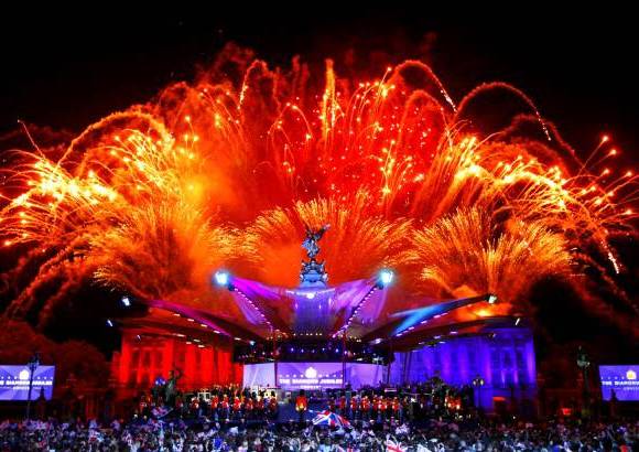 Reuters - Un espectacular concierto, con músicos de varias generaciones y medio millón de asistentes en las calles de Londres, celebró este lunes los 60 años en el trono de Isabel II.