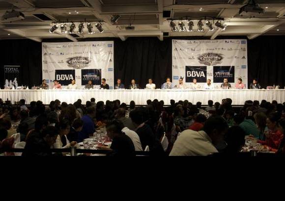 Colprensa - Una rueda de prensa muy concurrida y a la que casi no llega el argentino Messi.