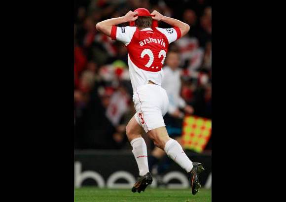 Reuters - Espoleado a buscar la victoria, Arsenal concret&#243; la victoria en un contragolpe, en el que Samir Nasri esper&#243; ante tres defensores y cedi&#243; atr&#225;s para la llegada Arshavin, quien defini&#243; impecable de derecha.