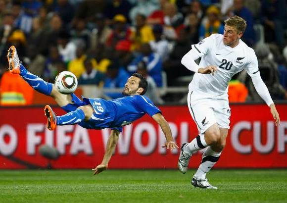 Reuters - Italia quedó con dos puntos en el Grupo F, liderado por Paraguay con cuatro unidades tras su victoria 2-0 ante Eslovaquia. Los neozelandeses también tienen dos puntos y los eslovacos uno. Nueva Zelanda jugará ahora con Paraguay.