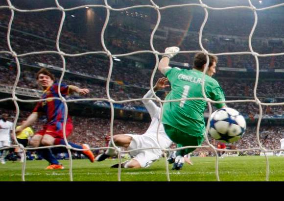 Reuters - El artillero argentino, que lleva 52 goles esta temporada en todas las competencias, anot&#243; su primer gol en unas semifinales de Champions en una jugada que inici&#243; Ibrahim Afellay, y sentenci&#243; el juego con una espectacular jugada individual.