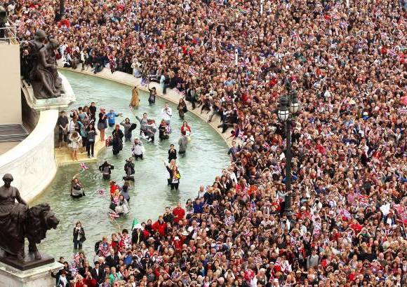 AP - Los dos besos de la pareja en el balc&#243;n del palacio de Buckingham animaron a la multitud all&#237; congregada, que gritaba &quot;William y Kate&quot; (Guillermo y Catalina) en medio de un mar de banderas brit&#225;nicas.
