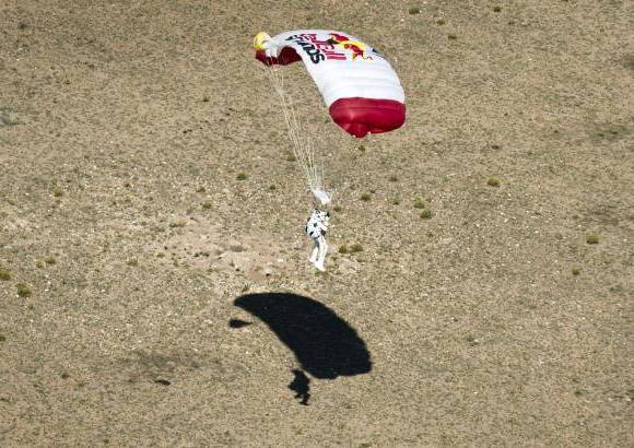 AP - El deportista extremo llega a tierra.