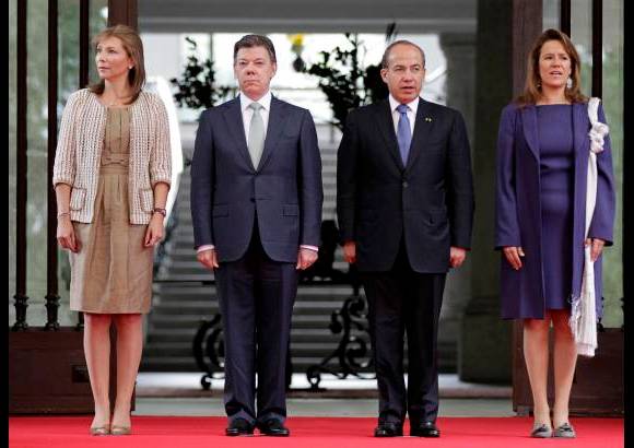 Reuters - En la Residencia Oficial de Los Pinos, Felipe Calderón y su esposa Margarita Zavala recibieron a Juan Manuel Santos y a su esposa Clemencia Rodríguez.