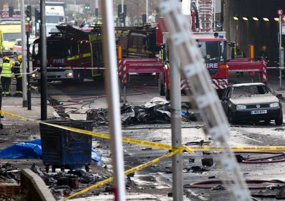 Reuters - Un portavoz del Helipuerto de Battersea (Londres) se&#241;al&#243; que el piloto hab&#237;a solicitado desviar su recorrido y aterrizar, all&#237; debido a las malas condiciones climatol&#243;gicas. Se cree que el aparato era un &quot;AgustaWestland AW109&quot;, un veh&#237;culo ligero equipado con dos motores y ocho asientos.