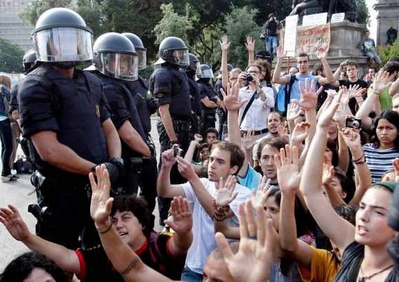 Reuters - Una vez terminado el desalojo, la Policía se retiró y los jóvenes volvieron a la plaza donde levantaron los toldos para construir de nuevo el campamento.