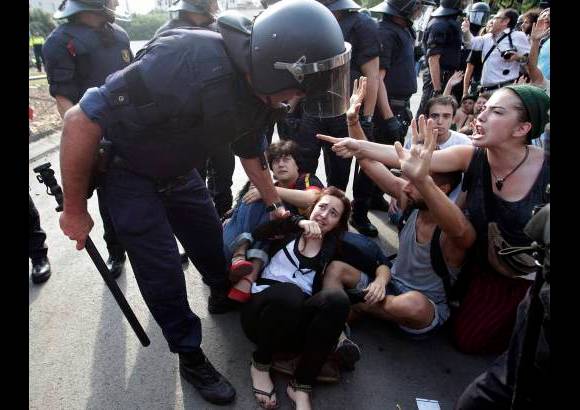 Reuters - El movimiento convocó a una concentración pacífica de protesta en la plaza más tarde y un "cacerolazo", mientras que pidieron más material para volver a reconstruir el campamento.