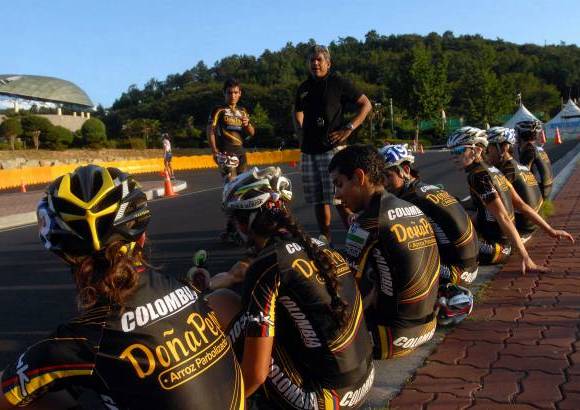 Cortesía Fedepatín - El entrenador Elías del Valle habla con el grupo antes de arrancar las pruebas de la ruta.