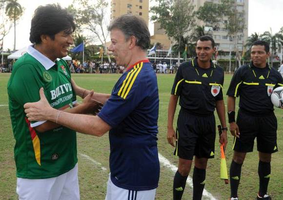 Colprensa - Juan Manuel Santos, presidente de Colombia, y Evo morales, primer mandatario de Bolivia, lideraron un partido de fútbol amistoso que se realizó en la Base Naval de Cartagena. El encuentro reunió a diferentes veteranos de ambas naciones.