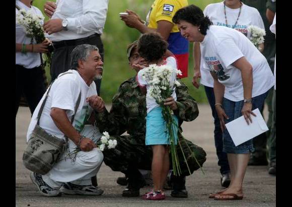 Reuters - Pablo Emilio, en un momento &#237;ntimo con su hermana Laura Valentina, su padre Gustavo y su madre Estela.