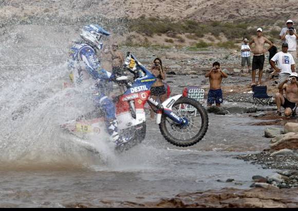Reuters - Cientos de turistas, a lo largo de los recorridos, se acomodan para ver el paso de los automotores.