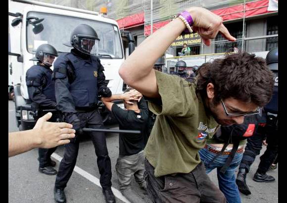 Reuters - En la operación participaron unos 300 agentes, 200 mossos y 100 miembros de la Guardia Urbana, según la portavoz de la policía autonómica catalana.