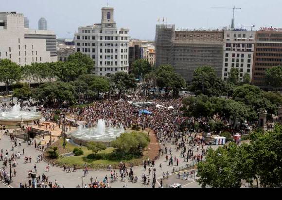 Reuters - El movimiento ha visto algunas de sus manifestaciones más numerosas en Madrid, donde cientos de personas siguen acampadas en la Puerta del Sol, aunque los pequeños comerciantes de la zona han pedido la retirada por considerar que las ventas se están viendo afectadas.
