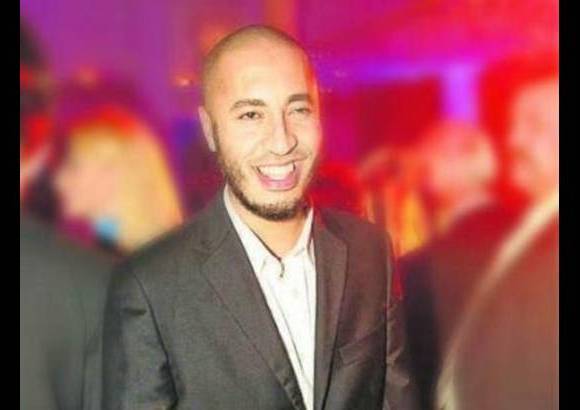Cortes&#237;a - Saif Al Arab. Fecha y lugar de nacimiento: 1982 en Tr&#237;poli. Residente en M&#250;nich (Alemania) desde 2006, viaj&#243; a Tr&#237;poli en febrero de 2011, tras el estallido de las revueltas en Libia. Muri&#243; el 30 de abril de 2011 en un bombardeo de la Otan al complejo presidencial de su padre, en Tr&#237;poli, junto a su hija y dos sobrinos.