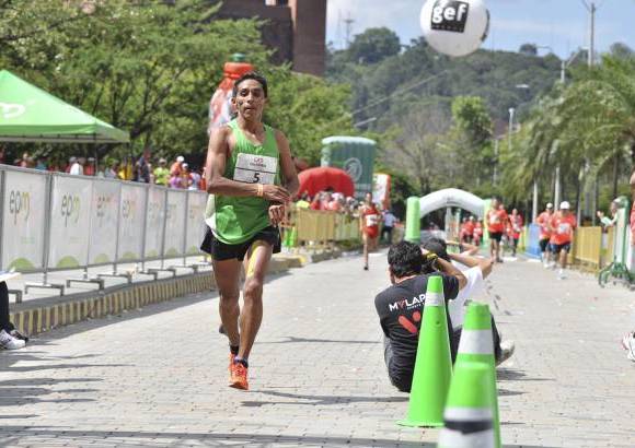 Esteban Jaramillo y Sebasti&#225;n Salazar - M&#225;s de 10 mil competidores se dieron cita en esta hist&#243;rica cita deportiva que se corr&#237;a en las modalidades de 5, 10, 21 y 42 kil&#243;metros.