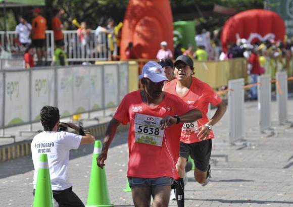 Esteban Jaramillo y Sebasti&#225;n Salazar - M&#225;s de 10 mil competidores se dieron cita en esta hist&#243;rica cita deportiva que se corr&#237;a en las modalidades de 5, 10, 21 y 42 kil&#243;metros.