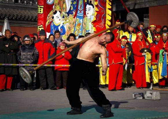 Reuters - La competencia del hombre más fuerte también es una tradición por esta época en China.