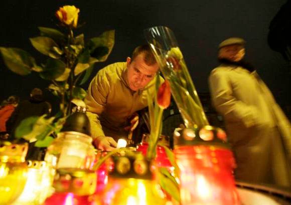 AP - Las flores y las velas colmaron los espacios del Palacio Presidencial.