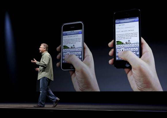 Foto AP - El tel&#233;fono incluye una pantalla retina de cuatro pulgadas.