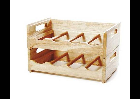 Fino Lino Vinoteca - Las botellas de vino se ven espectaculares en este mueble de madera.