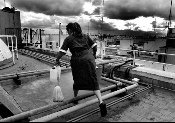 Manuel Saldarriaga - María, como tantas colombianas en España, trabaja en labores de limpieza. Por más que lleva cinco años en Madrid, todavía no conoce esta ciudad en la que habita.