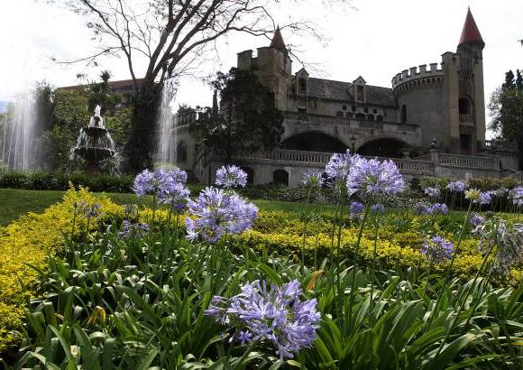 Foto R&#243;binson S&#225;enz - El imponente Castillo tiene amplios jardines, llenos de flores y vegetaci&#243;n.