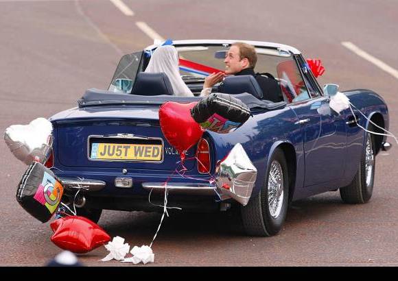 AP - El Aston Martin, famoso por aparecer en las pel&#237;culas de James Bond, llevaba cintas a los costados y globos azules, rojos y blancos, los colores de la bandera brit&#225;nica.