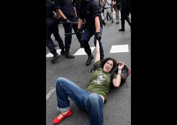 Reuters - El movimiento indicó que la policía actuó de forma violenta y desproporcionada" además de llevarse computadores y material de contacto y de lanzar pelotas de goma y gas pimienta contra los acampados.