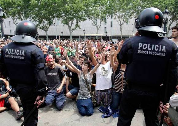 Reuters - El movimiento convocó a una concentración pacífica de protesta en la plaza más tarde y un "cacerolazo", mientras que pidieron más material para volver a reconstruir el campamento.