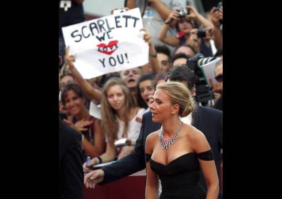 reuters - La actriz Scarlett Johansson llega a la presentaci&#243;n de su pel&#237;cula Under the skin en el Festival de Cine de Venecia.